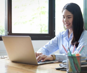 woman on laptop for post HIPAA compliant KPI tracking for therapists