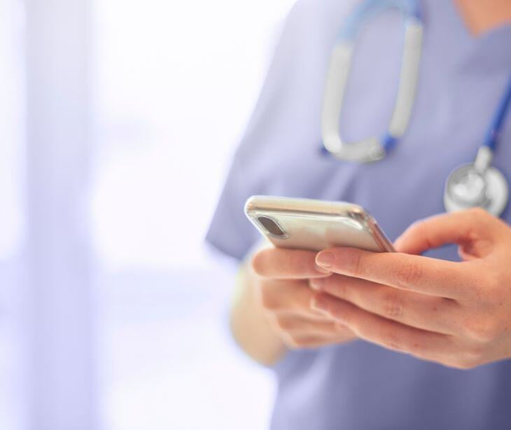 How text messaging is used by nurses in patient updates and handoffs 