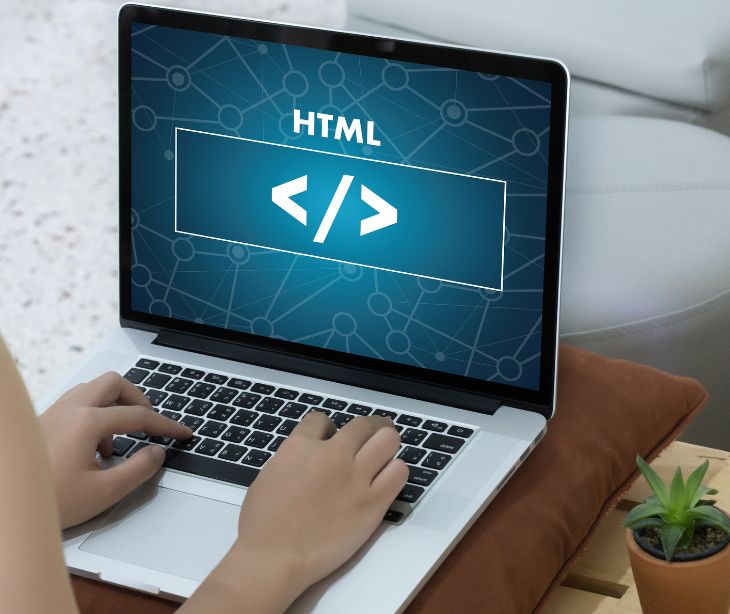 How can semantic HTML improve email accessibility?