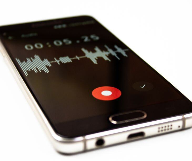 Maintaining HIPAA compliance using voice memos in patient communication